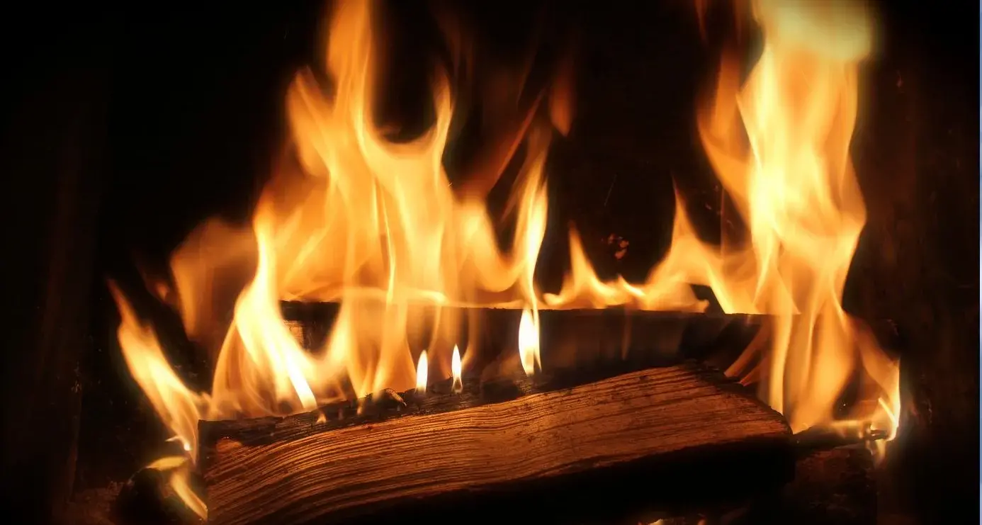 Muravera. Si ustionata mentre accende il caminetto: grave una donna