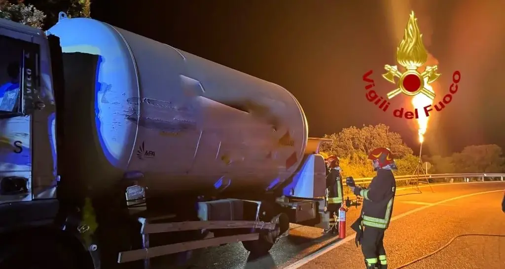 Scontro tra mezzi pesanti a Siniscola, coinvolta autocisterna GPL sulla SS125: IL VIDEO