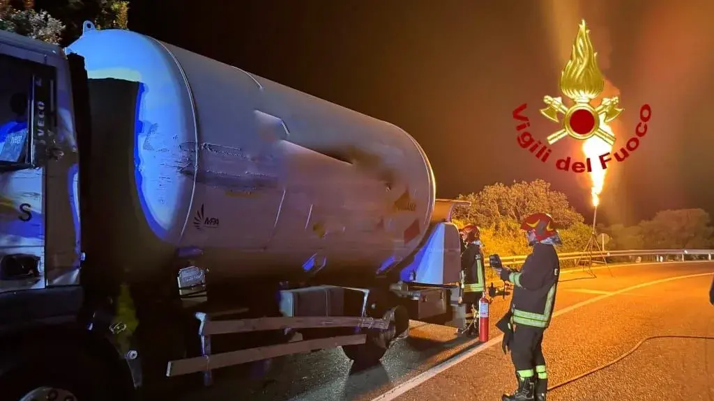 Scontro tra mezzi pesanti a Siniscola, coinvolta autocisterna GPL sulla SS125