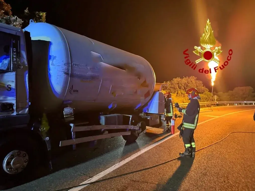 Scontro tra mezzi pesanti a Siniscola, coinvolta autocisterna GPL sulla SS125