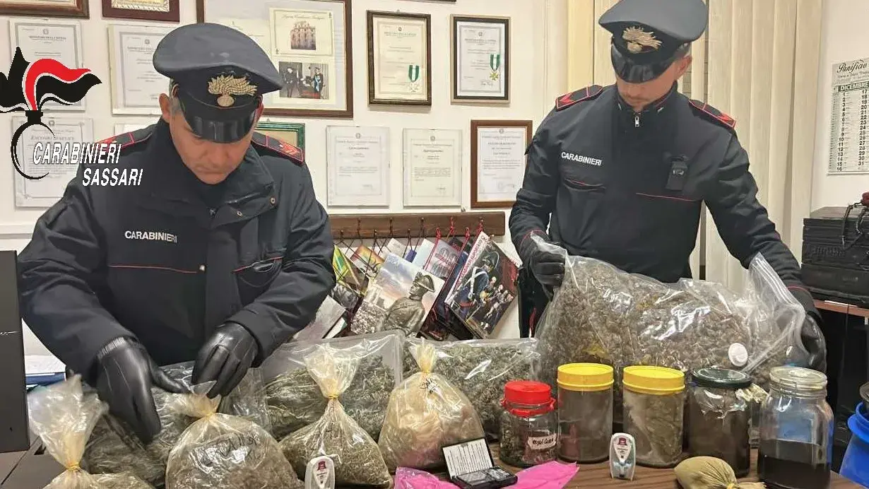 Bonnanaro. Fugge al controllo: i carabinieri lo attendono a casa e trovano oltre 8 kg di marijuana