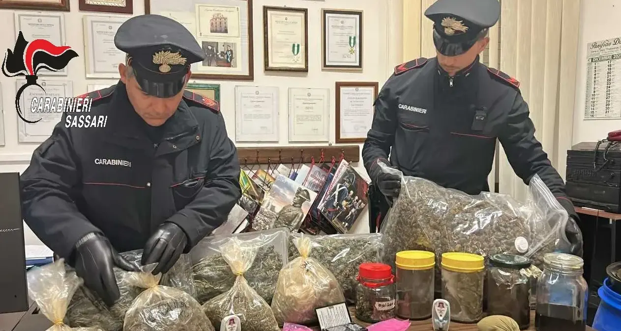 Bonnanaro. Fugge al controllo: i carabinieri lo attendono a casa e trovano oltre 8 kg di marijuana