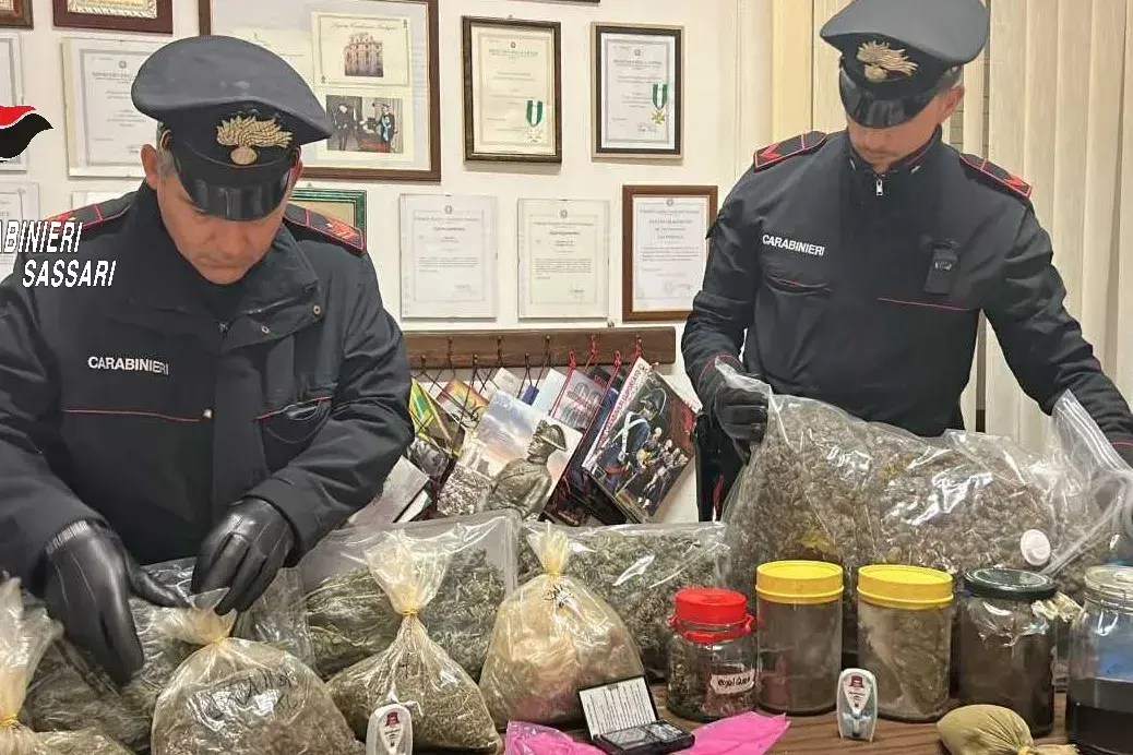 Bonnanaro. Fugge al controllo: i carabinieri lo attendono a casa e trovano oltre 8 kg di marijuana