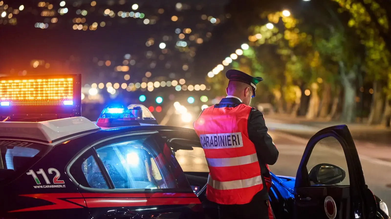 La compagna rifiuta di dargli soldi e lui appicca incendio nel suo appartamento a Cagliari