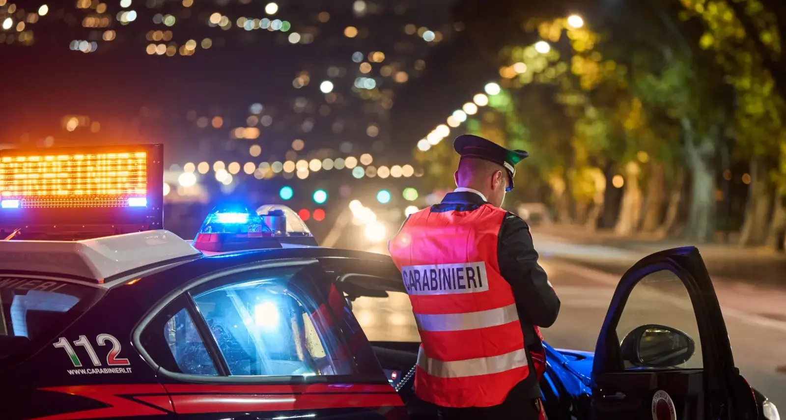 La compagna rifiuta di dargli soldi e lui appicca incendio nel suo appartamento a Cagliari