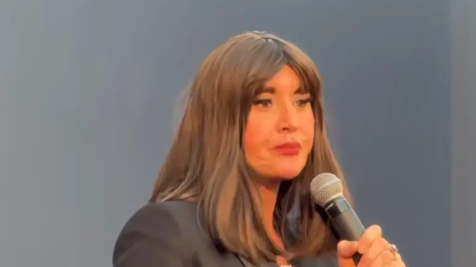 Studenti contestano la ministra Bernini, le cita Berlusconi: \"Siete dei poveri comunisti\"