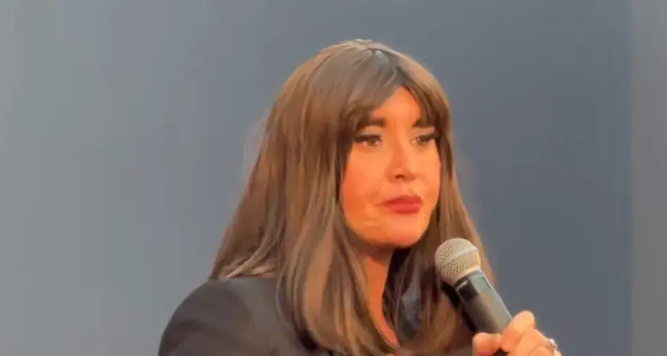 Studenti contestano la ministra Bernini, le cita Berlusconi: \"Siete dei poveri comunisti\"