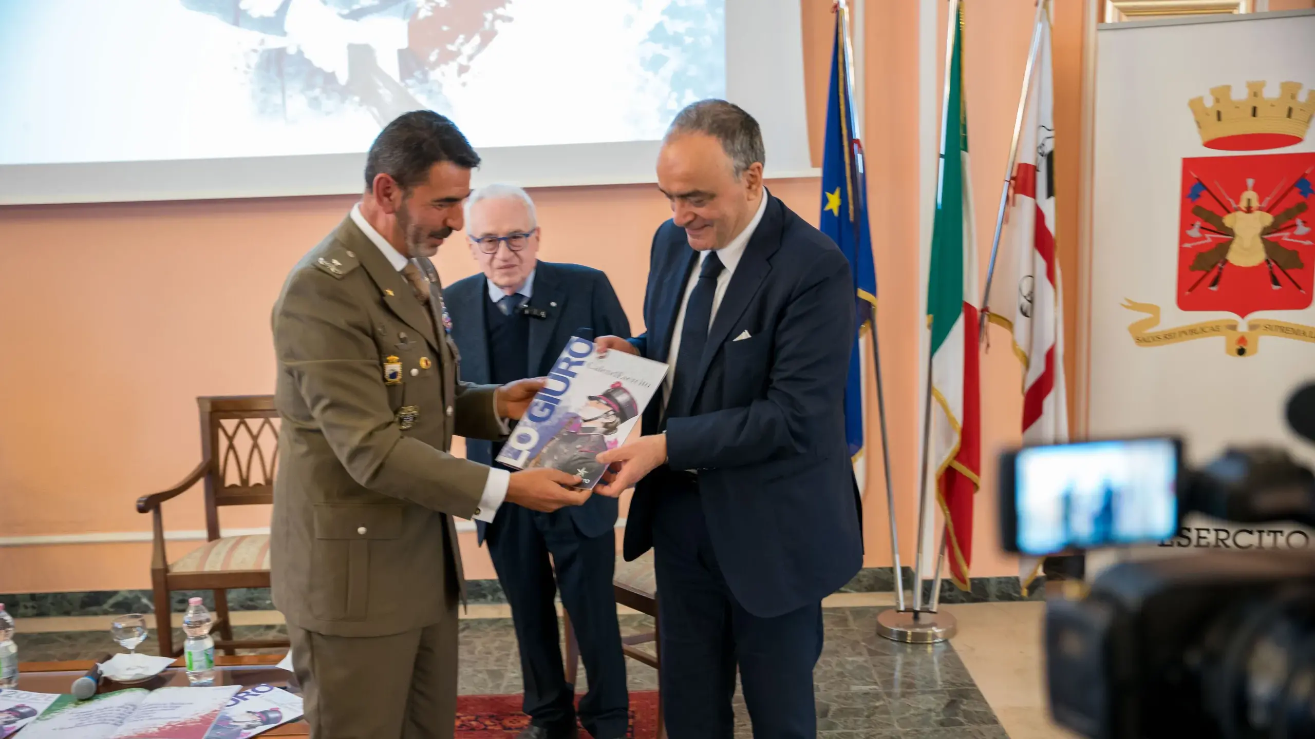 Presentato a Cagliari il CalendEsercito 2026 che celebra 80 anni di giuramento militare