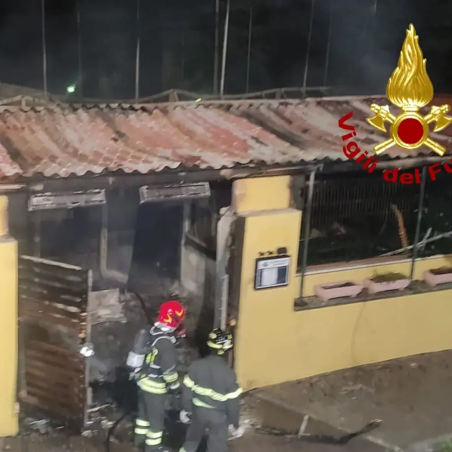 Incendio nella notte a Sassari, bar devastato dalle fiamme a Li Punti