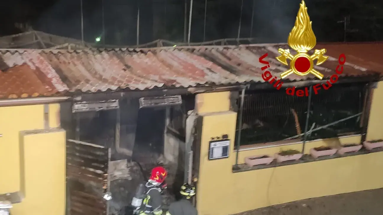 Incendio nella notte a Sassari, bar devastato dalle fiamme a Li Punti