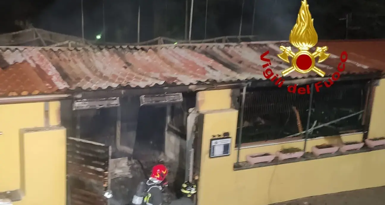 Incendio nella notte a Sassari, bar devastato dalle fiamme a Li Punti