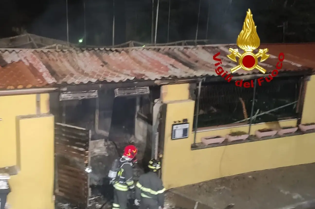 Incendio nella notte a Sassari, bar devastato dalle fiamme a Li Punti