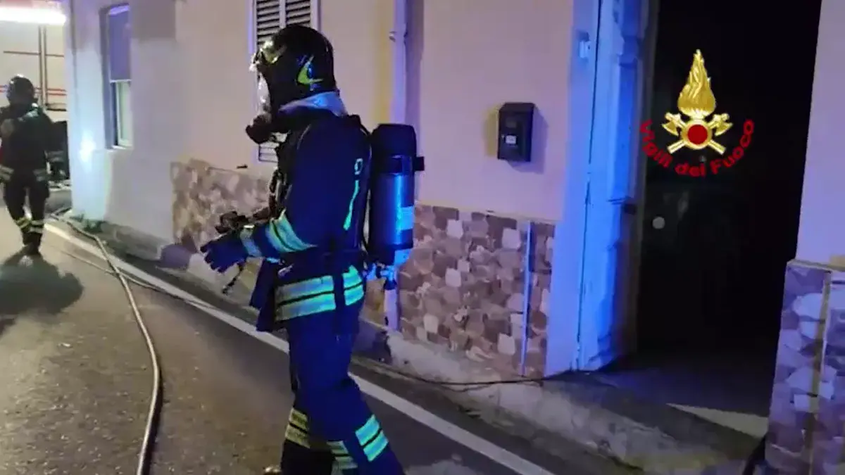 Incendio nel cortile di una casa a Monserrato, nessun ferito
