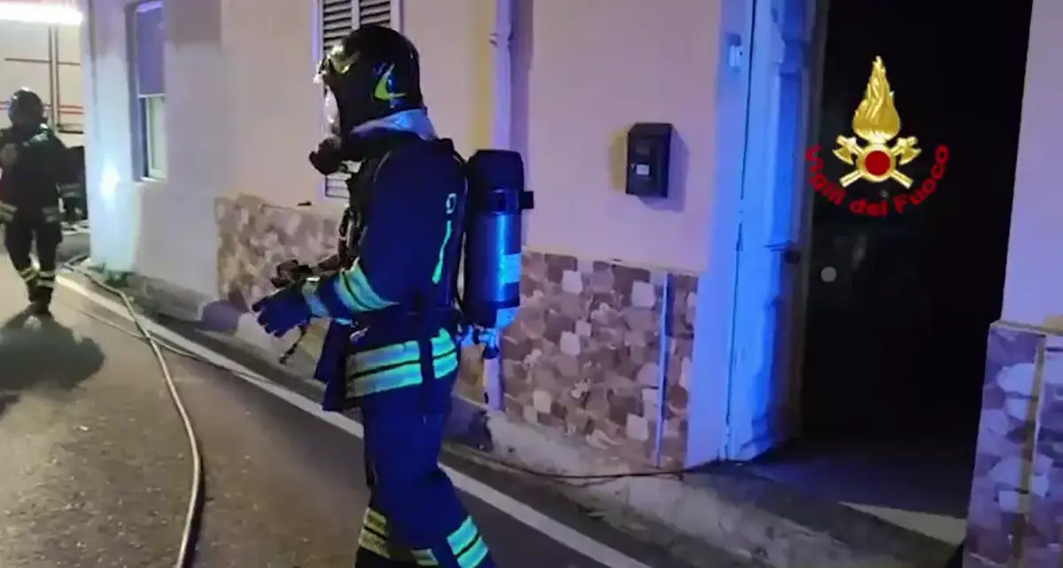Incendio nel cortile di una casa a Monserrato, nessun ferito