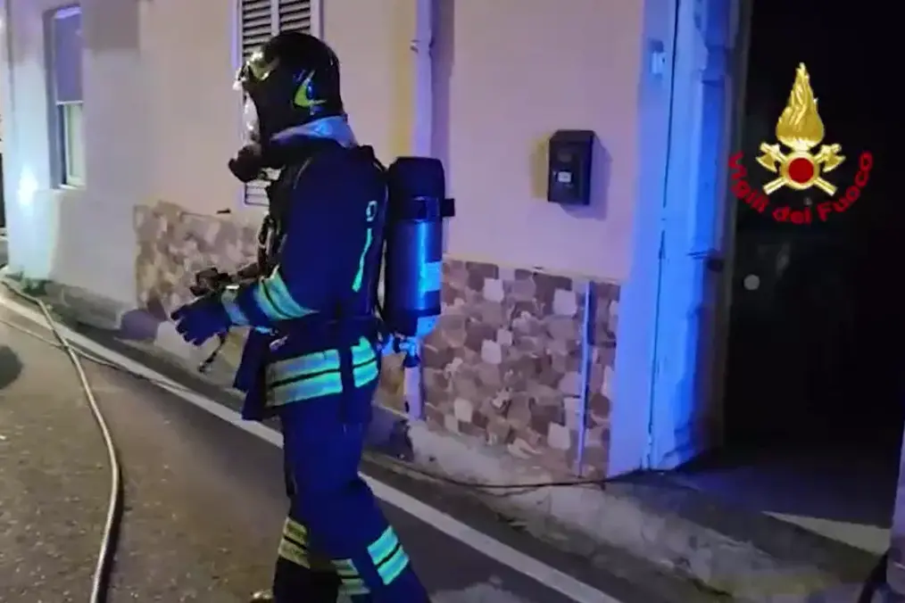 Incendio nel cortile di una casa a Monserrato, nessun ferito