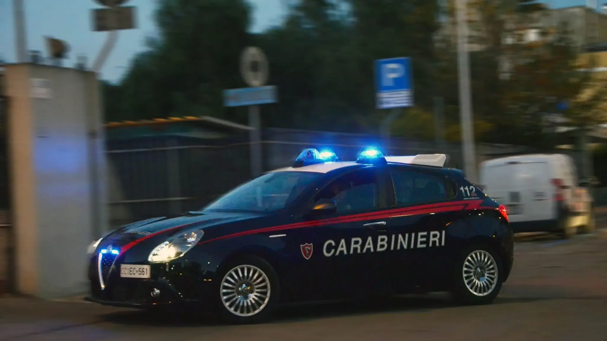 Minacce e violenze in famiglia a Gonnosfanadiga: 26enne tenta la fuga armato di bastone