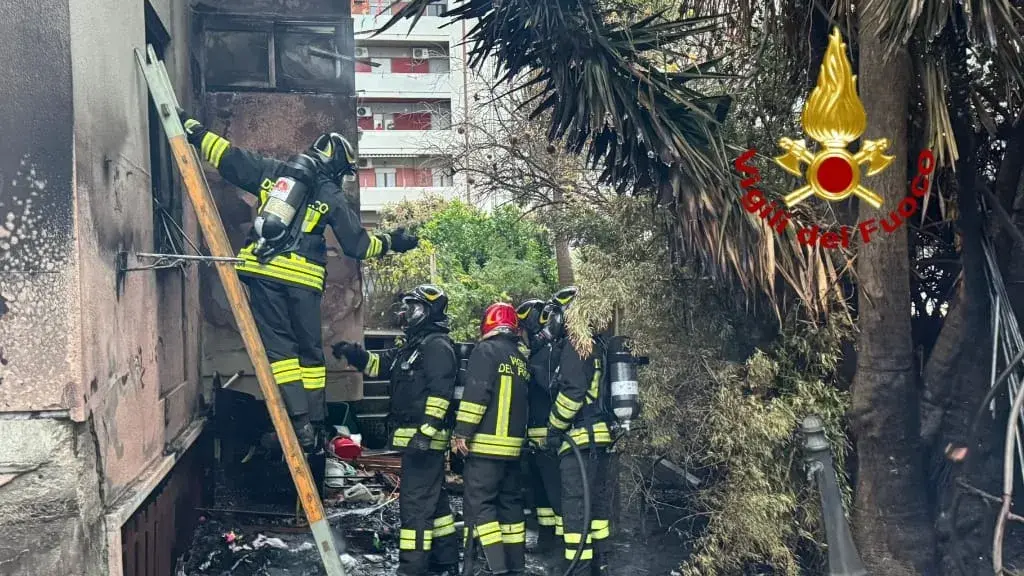 Incendio in un cortile condominiale a Quartu Sant’Elena, intervengono i Vigili del Fuoco