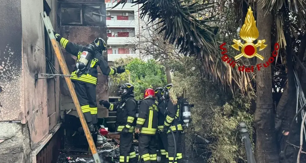 Incendio in un cortile condominiale a Quartu Sant’Elena, intervengono i Vigili del Fuoco