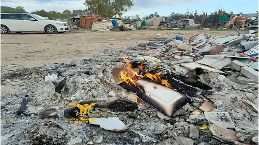 Brucia rifiuti in un terreno agricolo a Capoterra: denunciato il titolare di un’impresa edile