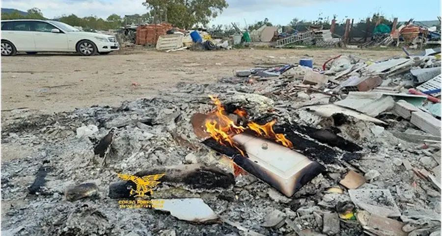 Brucia rifiuti in un terreno agricolo a Capoterra: denunciato il titolare di un’impresa edile