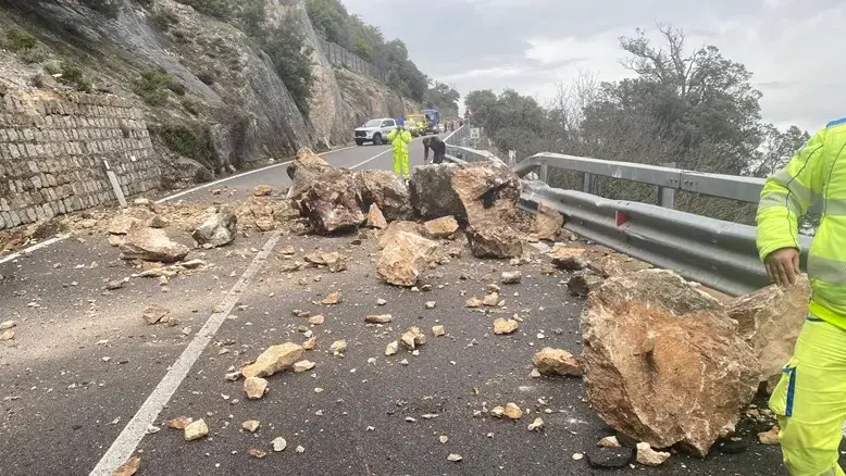 Frana sulla Statale 125, strada chiusa al km 178: disagi alla viabilità verso Dorgali