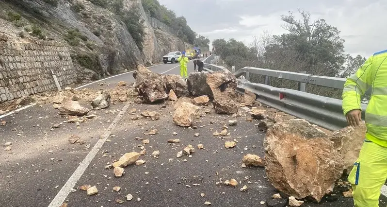 Frana sulla Statale 125, strada chiusa al km 178: disagi alla viabilità verso Dorgali