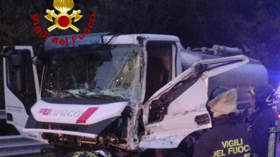 Scontro frontale tra camion sulla SS131 a Prato Sardo: conducente estratto dalle lamiere
