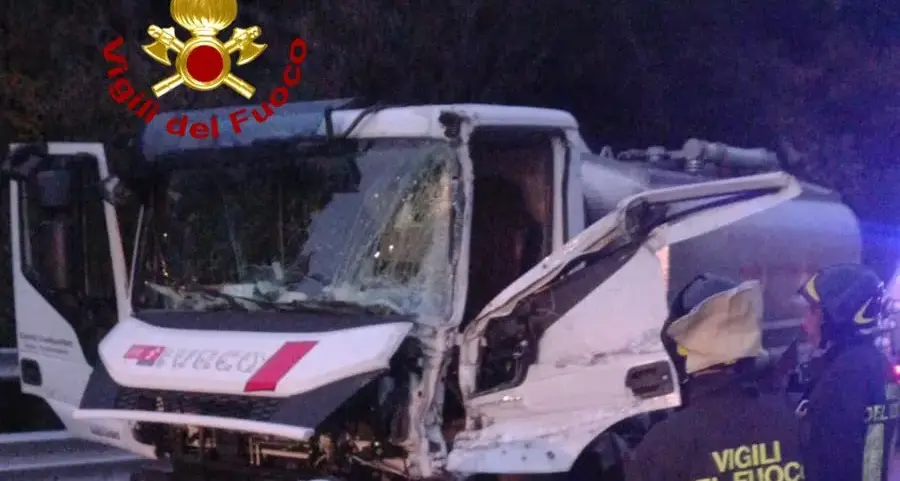 Scontro frontale tra camion sulla SS131 a Prato Sardo: conducente estratto dalle lamiere