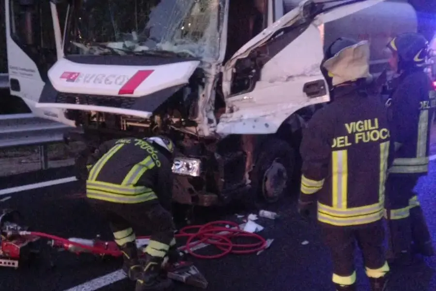 Scontro frontale tra camion sulla SS131 a Prato Sardo: conducente estratto dalle lamiere