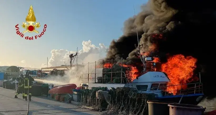 Cagliari, incendio su peschereccio in manutenzione al molo Sant'Efisio: 2 feriti