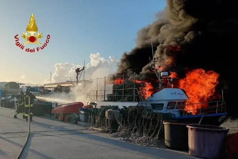 Cagliari, incendio su peschereccio in manutenzione al molo Sant'Efisio: 2 feriti