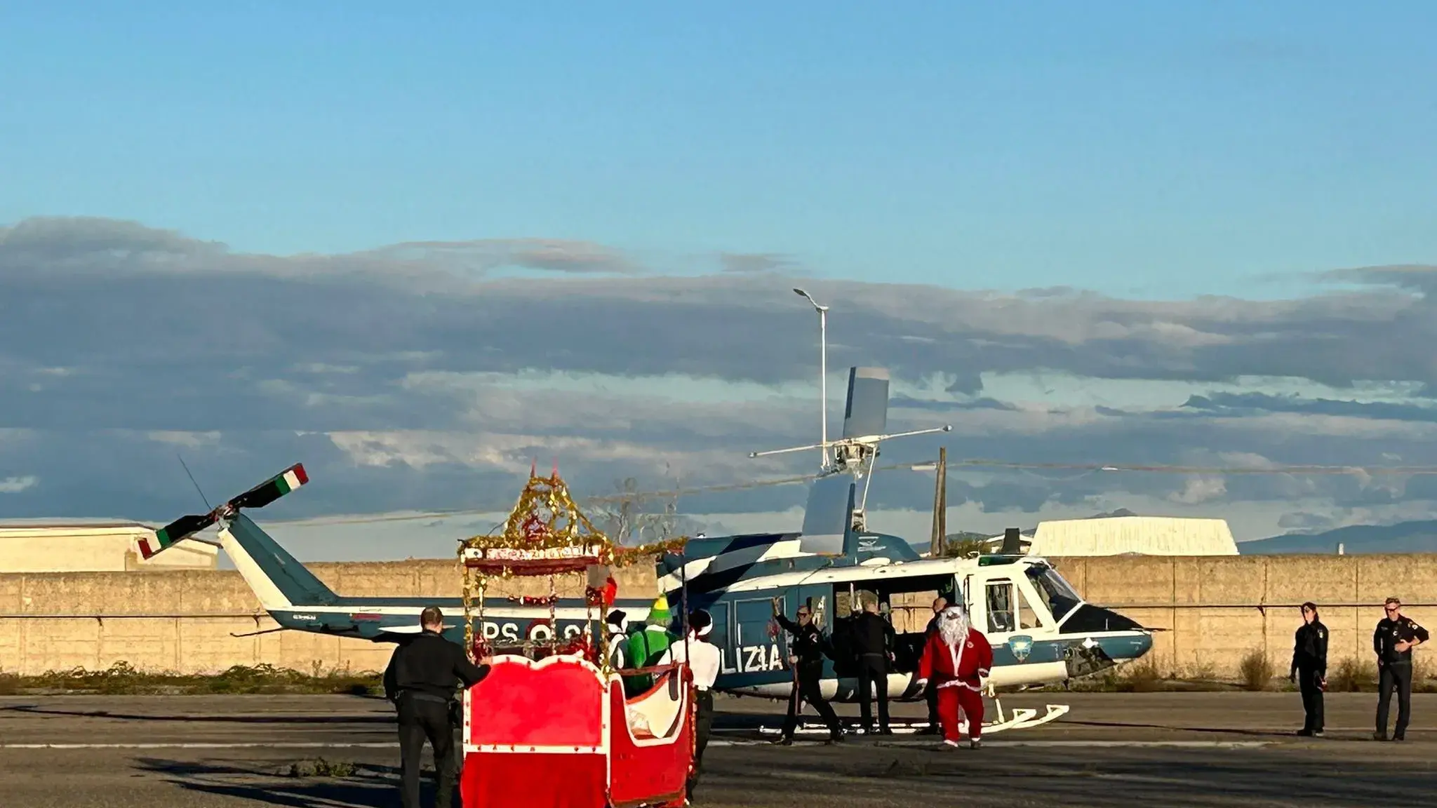 Babbo Natale arriva in elicottero per i bambini delle forze di polizia ad Abbasanta