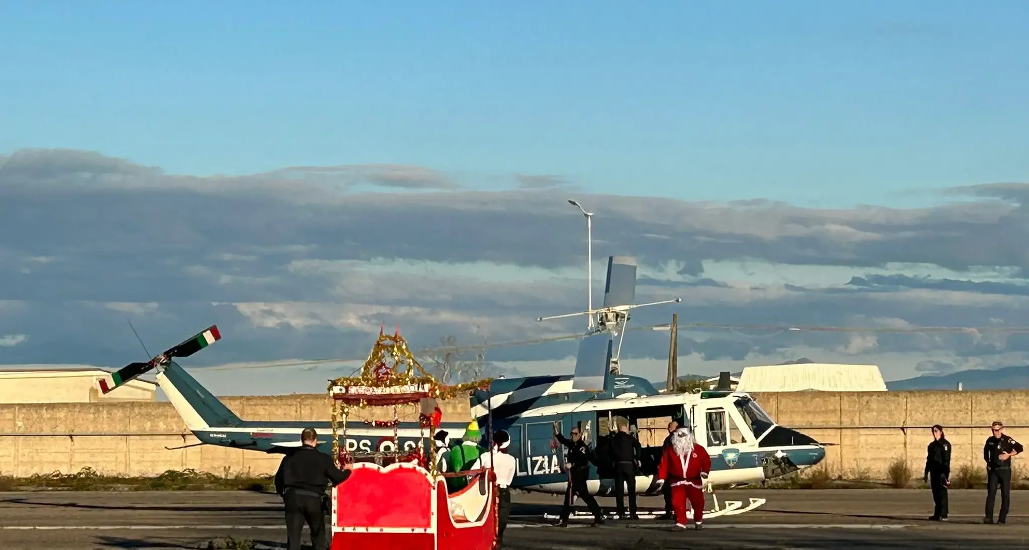 Babbo Natale arriva in elicottero per i bambini delle forze di polizia ad Abbasanta