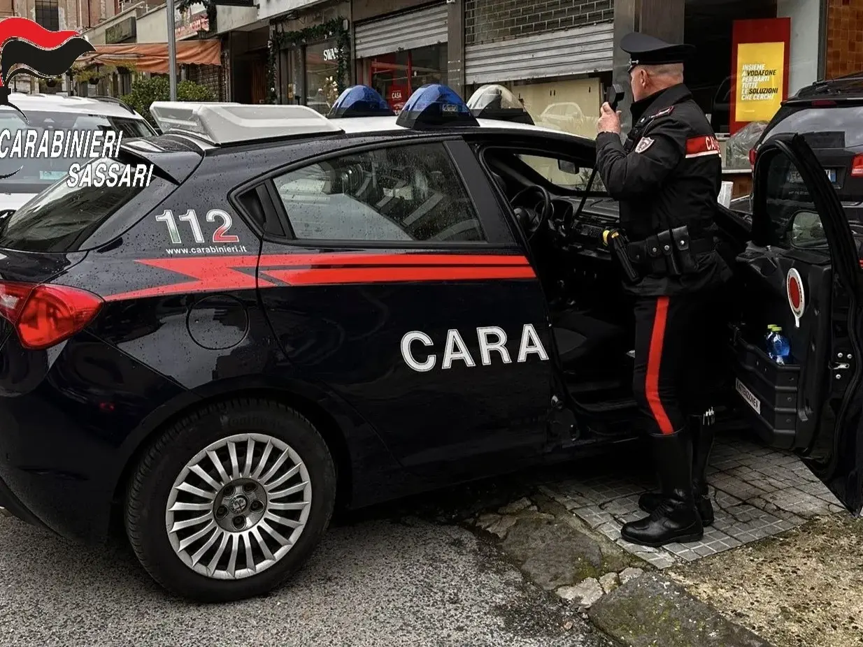 Spari a un uomo, ferito alla gamba: indagini a Sassari