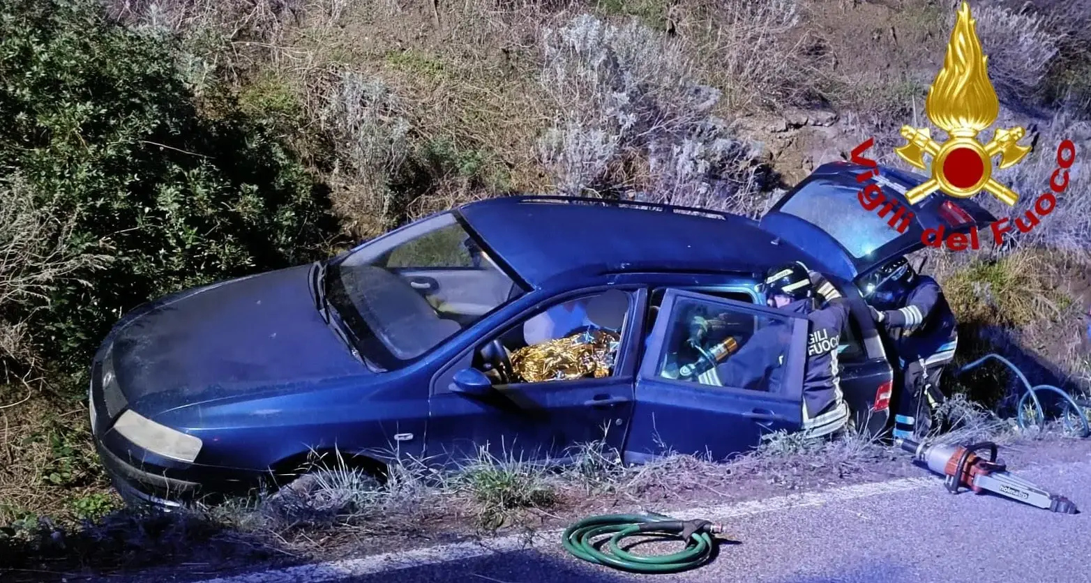 Auto finisce fuori strada sulla Provinciale 90: conducente salvato dai Vigili del Fuoco