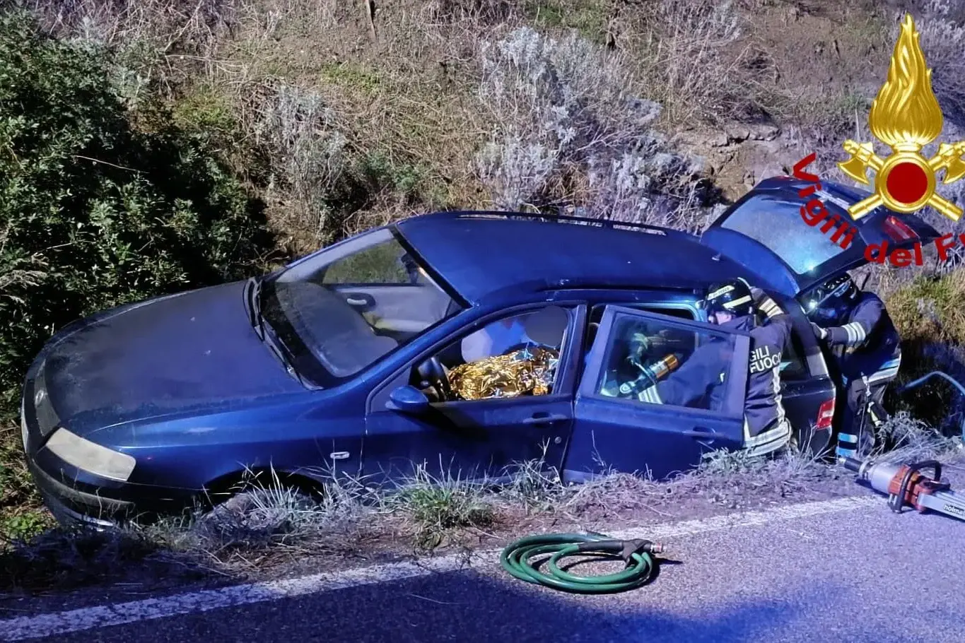 Auto finisce fuori strada sulla Provinciale 90: conducente salvato dai Vigili del Fuoco