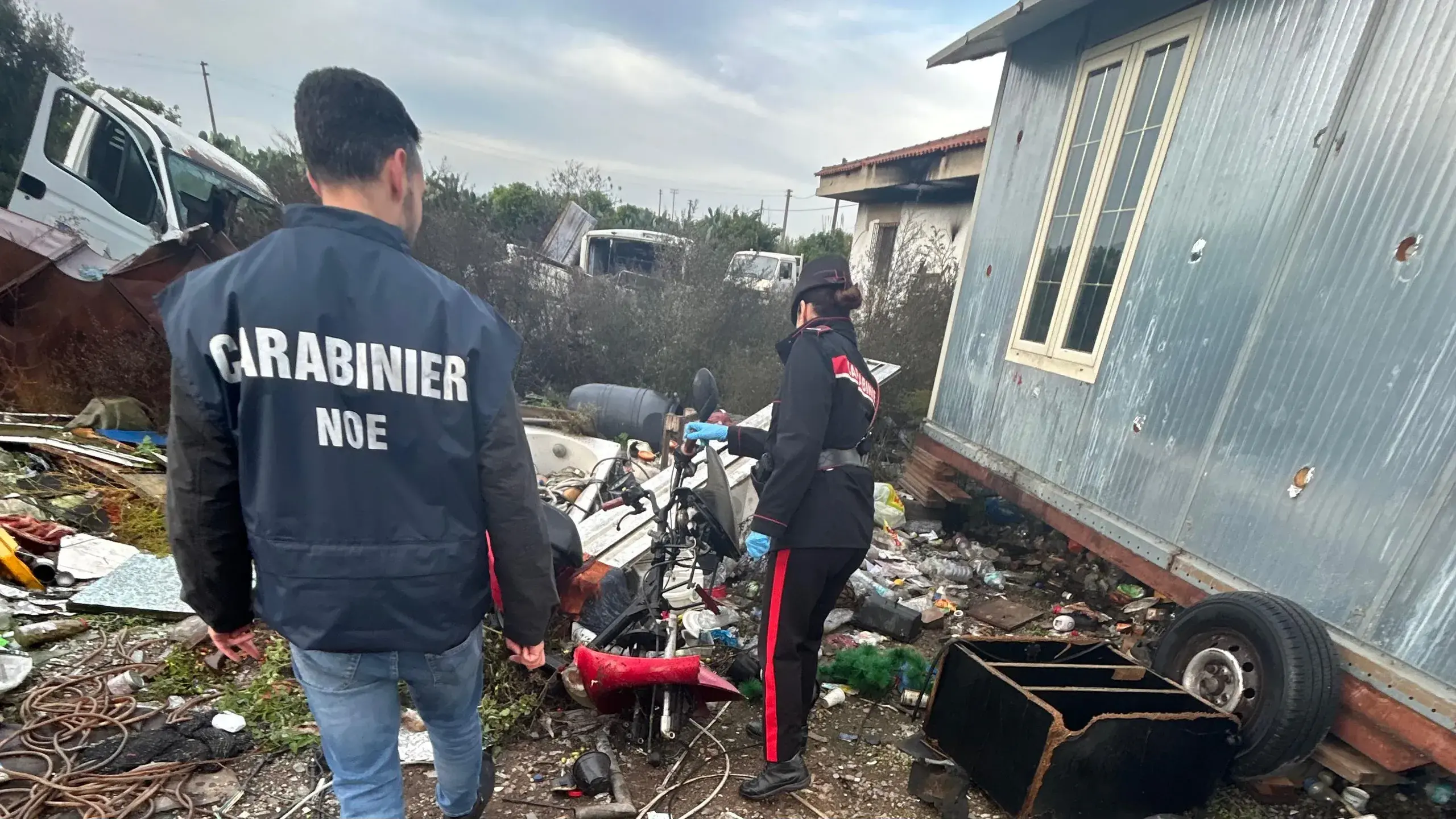 A Decimomannu discarica abusiva, incendi illeciti e animali in condizioni critiche