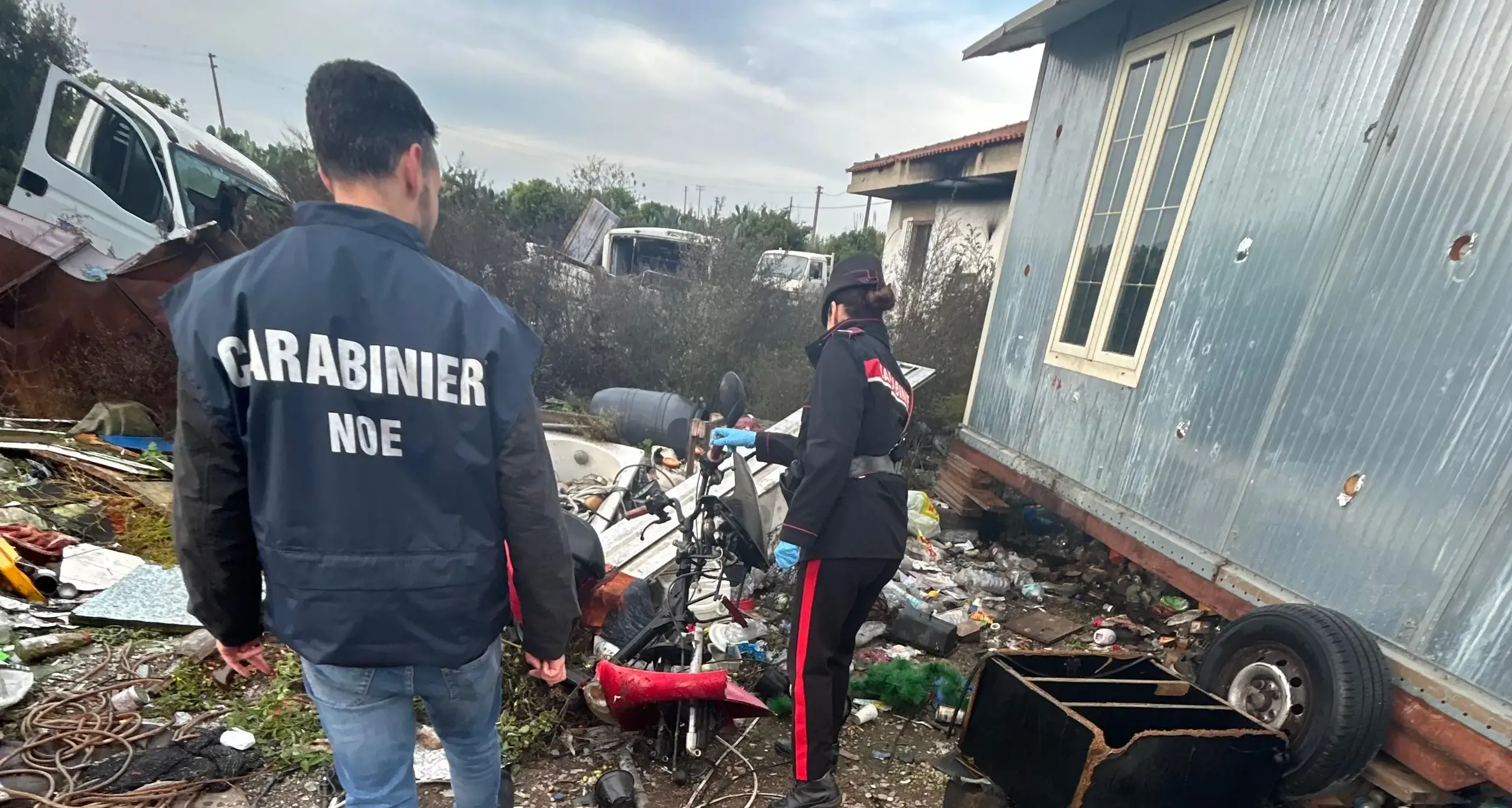 A Decimomannu discarica abusiva, incendi illeciti e animali in condizioni critiche