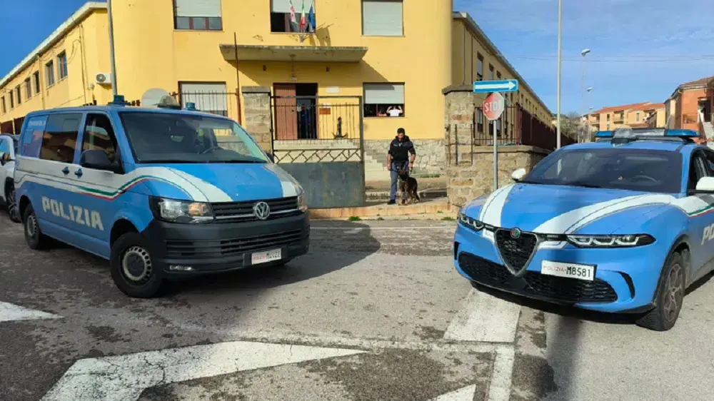 Controlli nelle scuole superiori a La Maddalena: sequestrati droga e pistola giocattolo