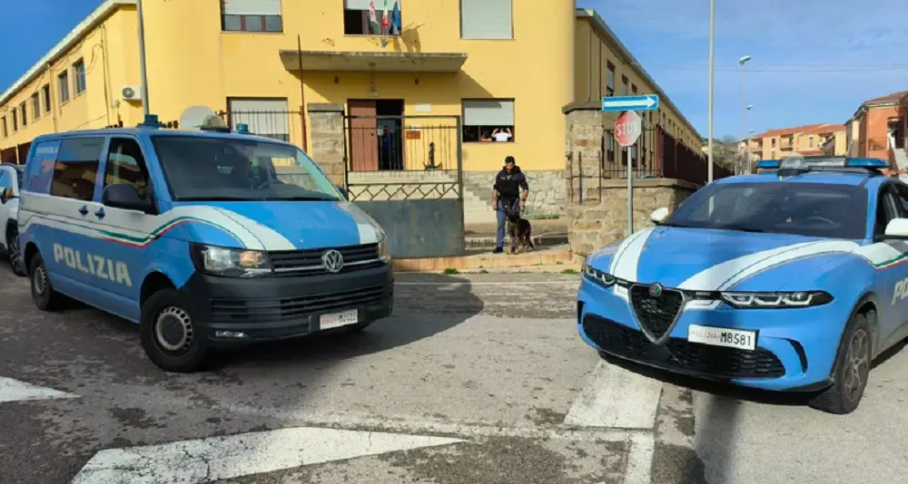 Controlli nelle scuole superiori a La Maddalena: sequestrati droga e pistola giocattolo