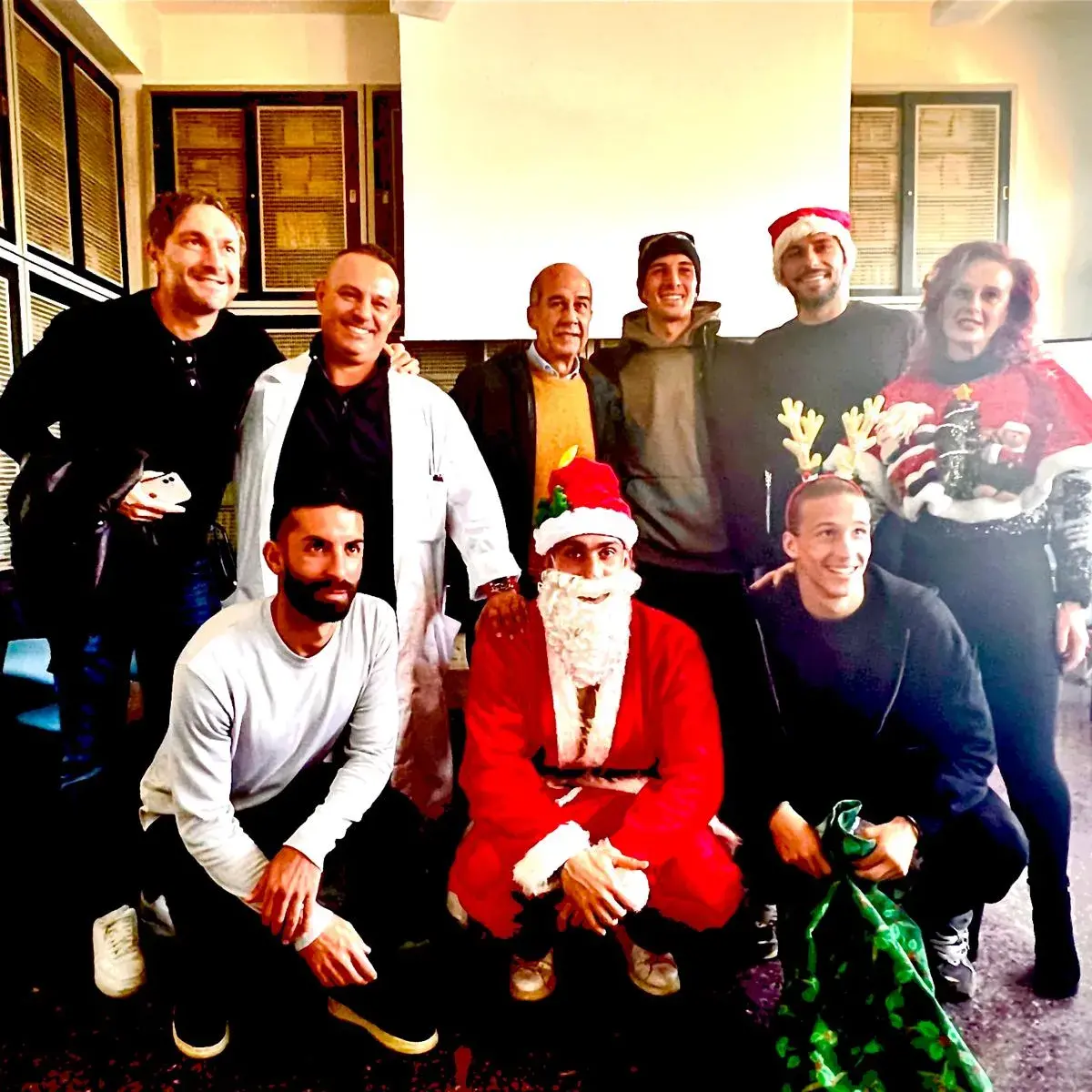 La Torres Calcio porta sorrisi e doni ai piccoli pazienti della Pediatria dell’Aou di Sassari