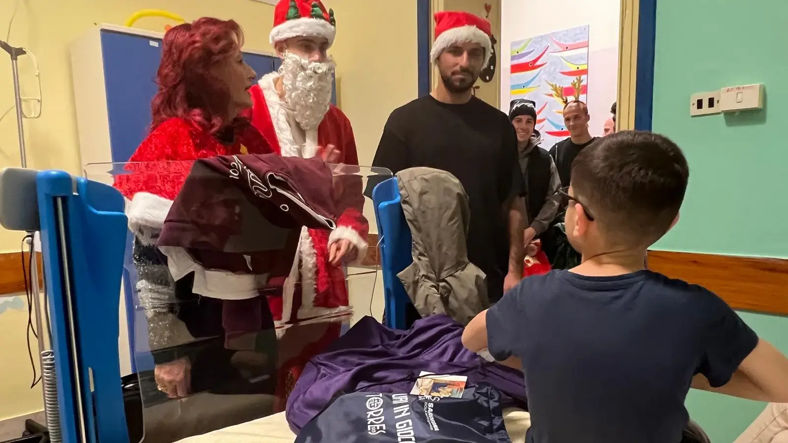 Solidarietà in corsia: la Torres Calcio porta gioia ai bambini dell'Aou di Sassari