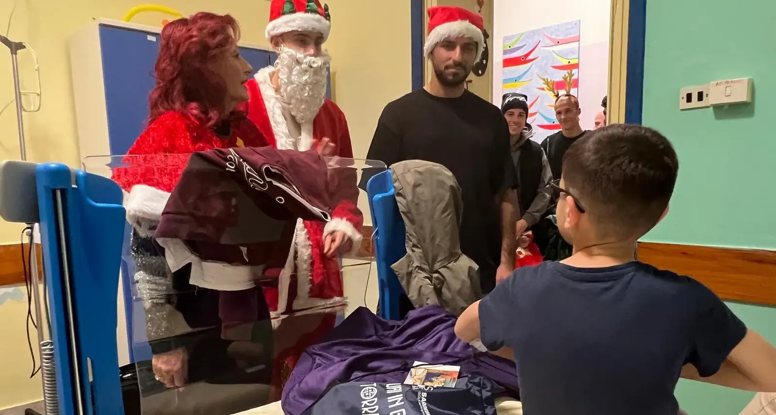 Solidarietà in corsia: la Torres Calcio porta gioia ai bambini dell'Aou di Sassari