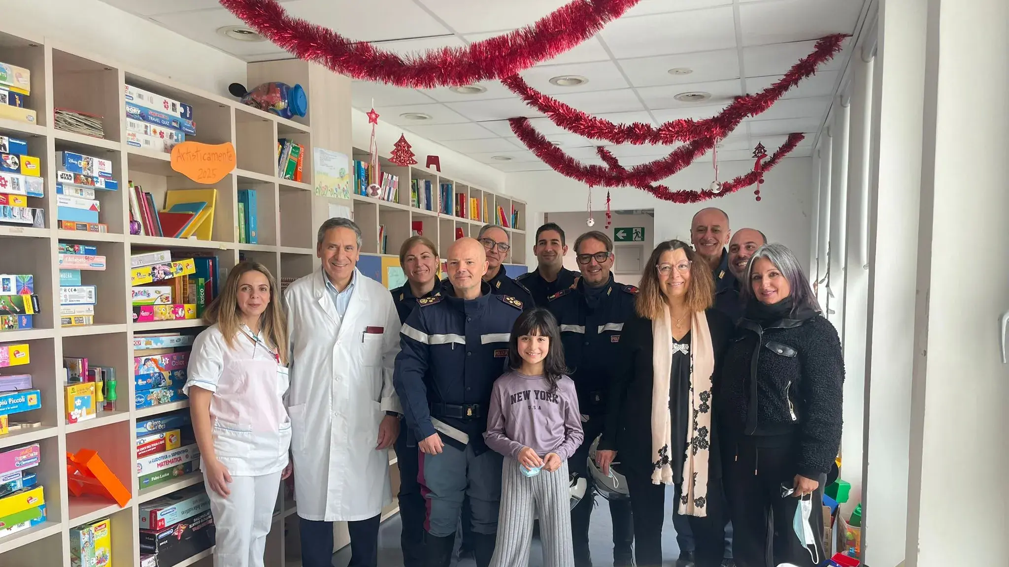 Nel nome di Giancarlo De Angelis, la Polizia porta un sorriso ai bambini del Microcitemico