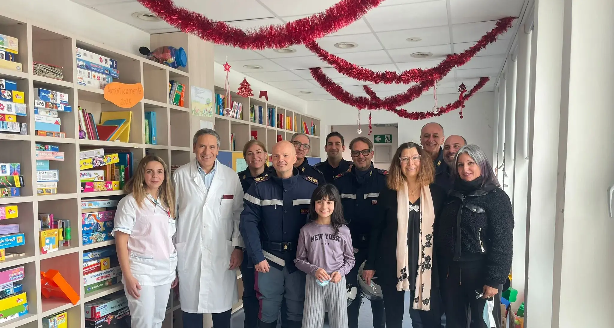 Nel nome di Giancarlo De Angelis, la Polizia porta un sorriso ai bambini del Microcitemico