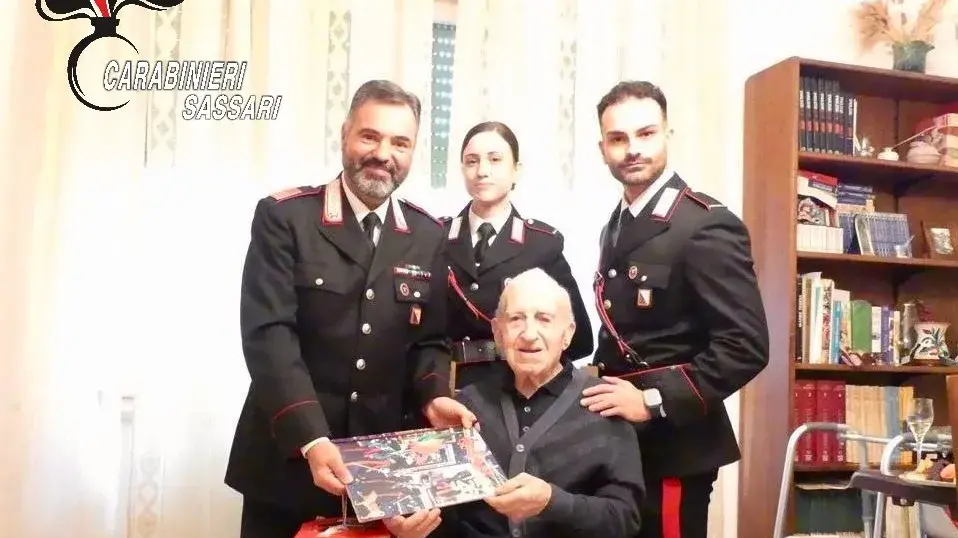 A Tempio i Carabinieri celebrano i 100 anni del signor Andrea e portano gli auguri di Natale
