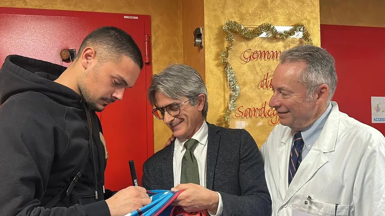 Il figlio nasce al Policlinico e Caprile dona 100 maglie del Cagliari al personale