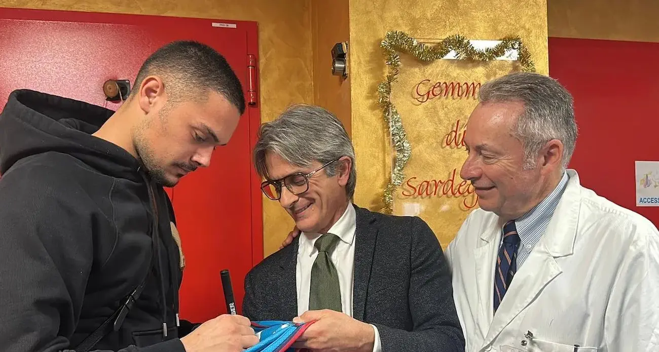Il figlio nasce al Policlinico e Caprile dona 100 maglie del Cagliari al personale