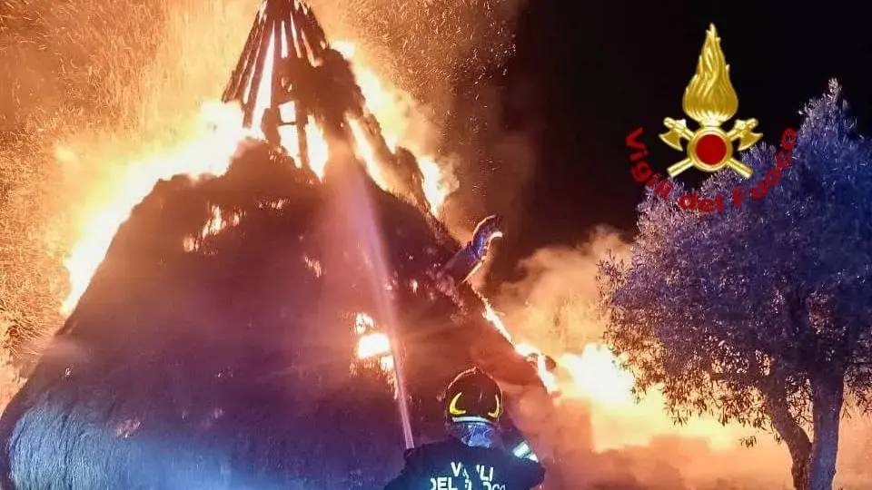 A Marrubiu un incendio distrugge uno dei pinnetti più grandi della Sardegna