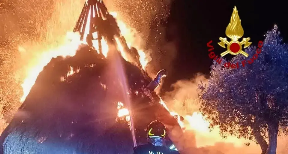 A Marrubiu un incendio distrugge uno dei pinnetti più grandi della Sardegna